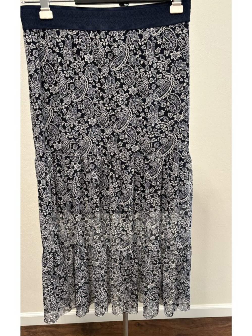 Lavish Womens Size Large Skirt Navy Floral Flowy Stretch Waist Stretch 31X34”